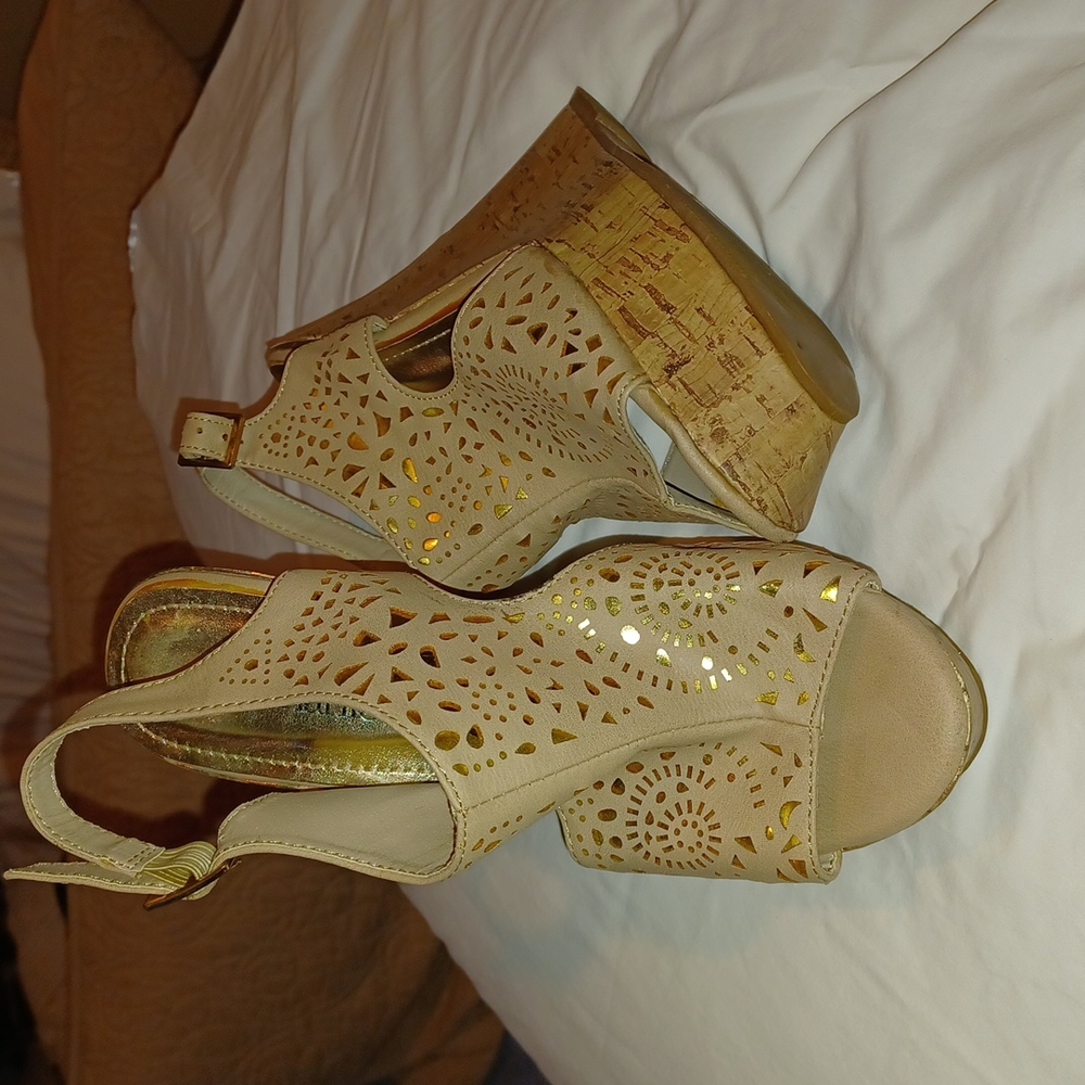 Charming Charlie Size 6 Beige and Gold Detailed Cork Wedges. ~ 2 Cute!! 😍 - Picture 2 of 5